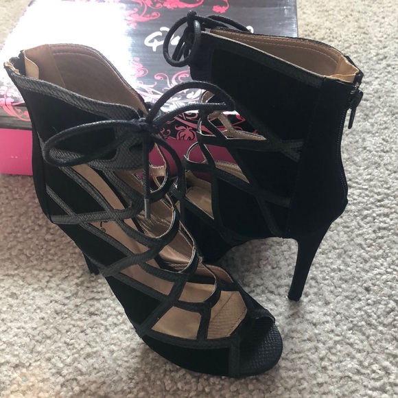 Black Heels - Picture 3 of 6